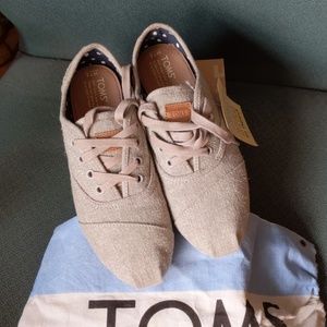 Toms NWT  Cordones 7.5
